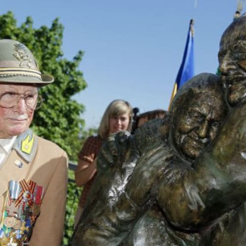 У Києві встановили пам’ятник закоханим італійцю та українці