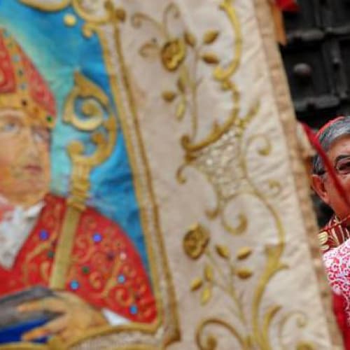 Жителі Неаполя очікують дива – «закипання крові» Святого Януарія